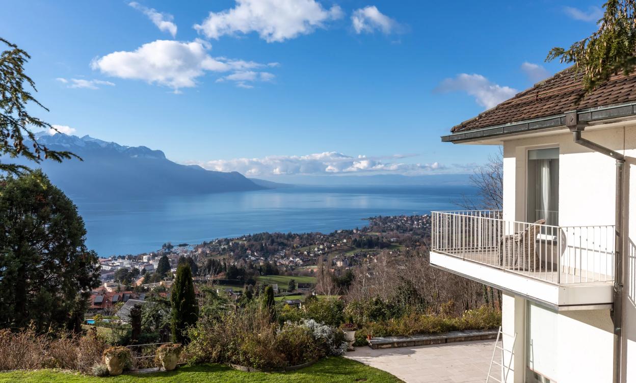 Un havre de paix avec piscine et vue panoramique image