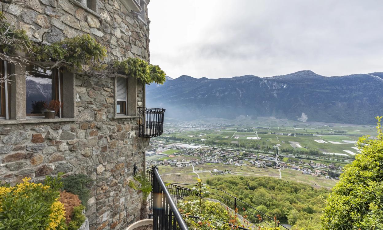 Villa d'Exception au Cœur des Vignes de Fully image